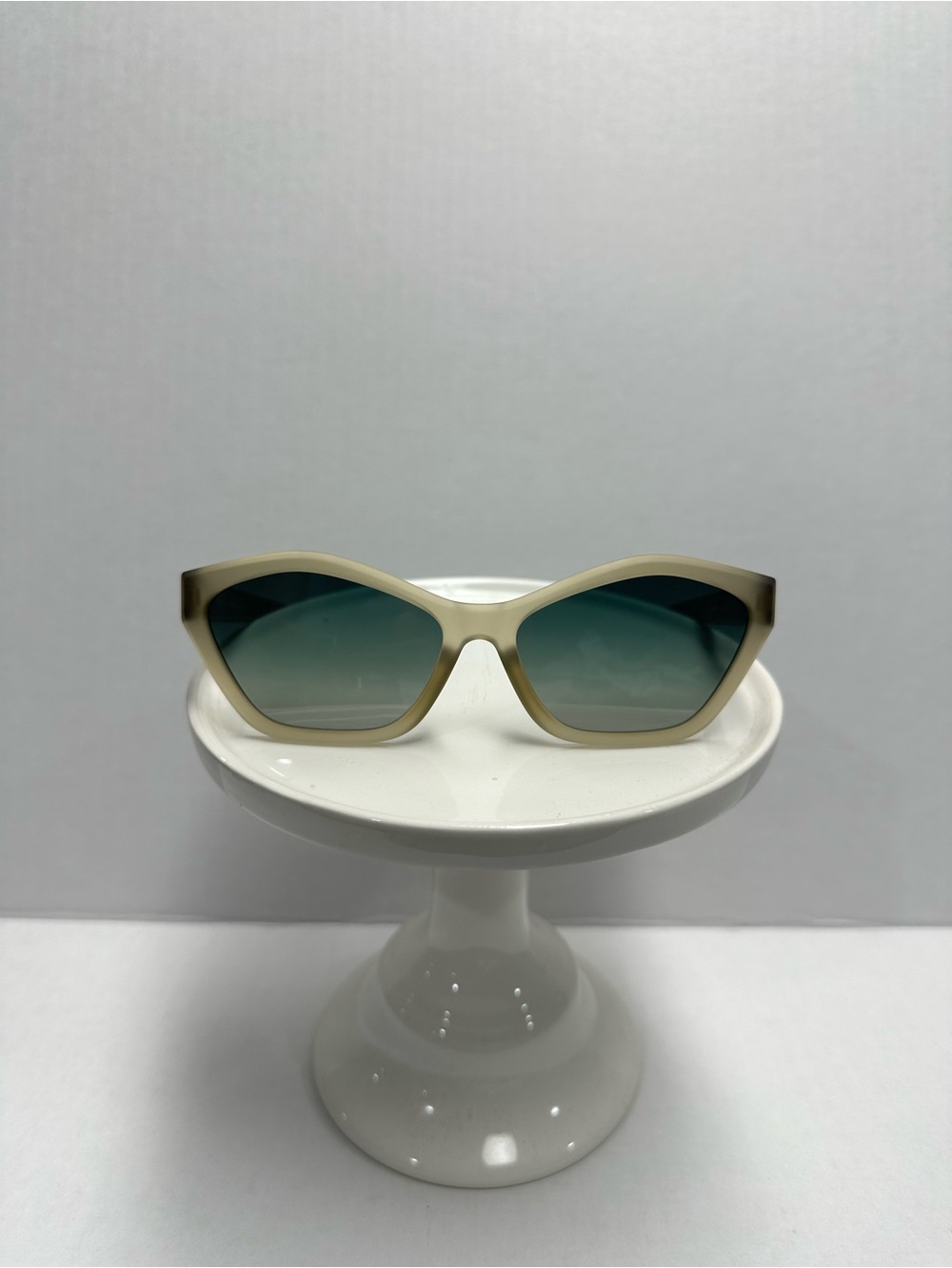 Stylish Cream Frame Cat-Eye Sunglasses with Green Gradient Lenses